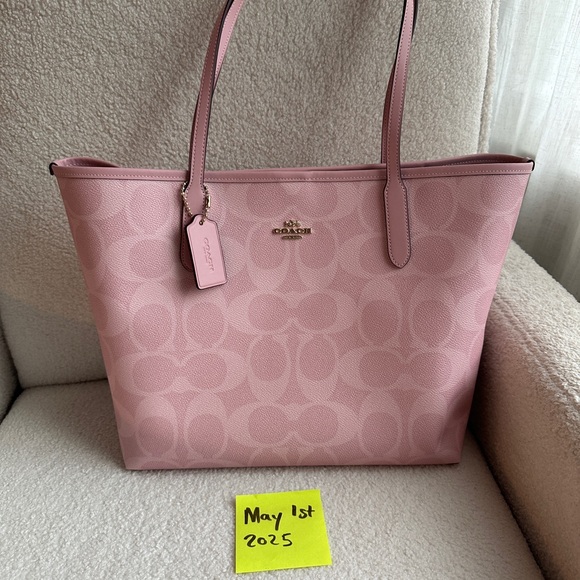 City Tote Bag In Signature Canvas - Picture 6 of 9